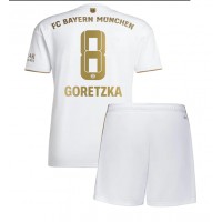 Bayern Munich Leon Goretzka #8 Fotballklær Bortedraktsett Barn 2022-23 Kortermet (+ korte bukser)